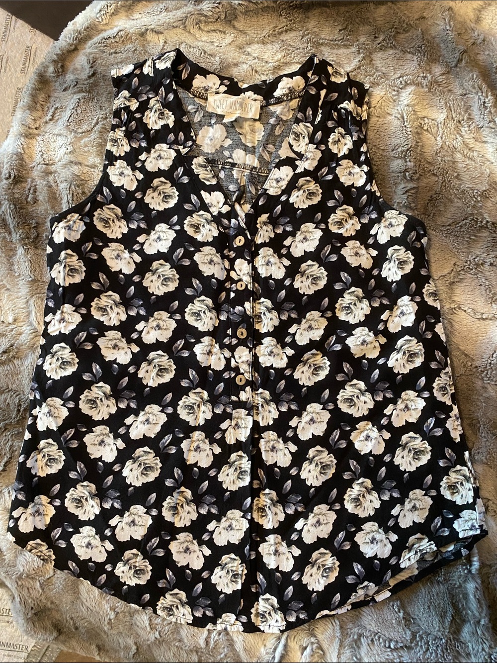 Sweet Wanderer bMaeve Floral Button-Front Sleeveless Top - Black, Cream Roses